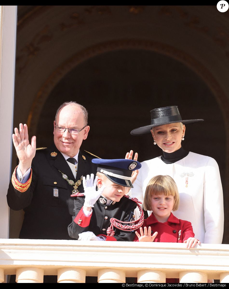 Le prince Albert II de Monaco, Le prince Jacques de Monaco, marquis des Baux, La princesse Gabriella de Monaco, comtesse de Carladès, La princesse Charlène de Monaco - La famille princière au balcon du palais lors de la Fête Nationale de la principauté de Monaco le 19 novembre 2022. © Dominique Jacovides / Bruno Bebert / Bestimage