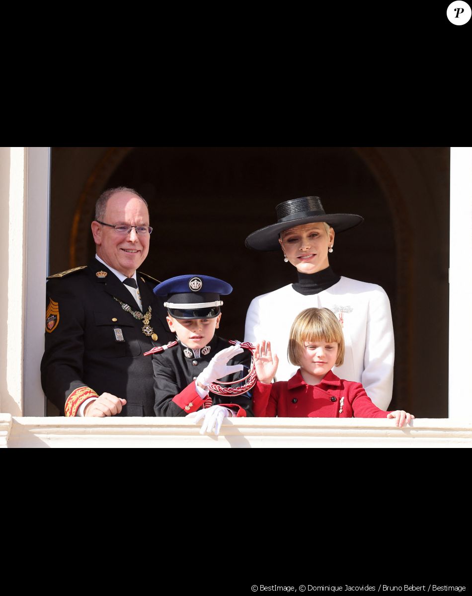 Le prince Albert II de Monaco, Le prince Jacques de Monaco, marquis des Baux, La princesse Gabriella de Monaco, comtesse de Carladès, La princesse Charlène de Monaco - La famille princière au balcon du palais lors de la Fête Nationale de la principauté de Monaco le 19 novembre 2022. © Dominique Jacovides / Bruno Bebert / Bestimage