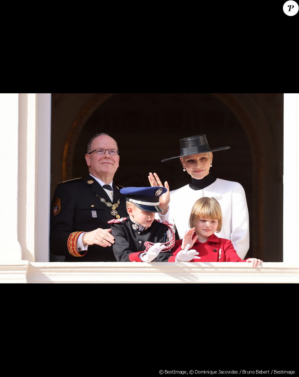 Le prince Albert II de Monaco, Le prince Jacques de Monaco, marquis des Baux, La princesse Gabriella de Monaco, comtesse de Carladès, La princesse Charlène de Monaco - La famille princière au balcon du palais lors de la Fête Nationale de la principauté de Monaco le 19 novembre 2022. © Dominique Jacovides / Bruno Bebert / Bestimage