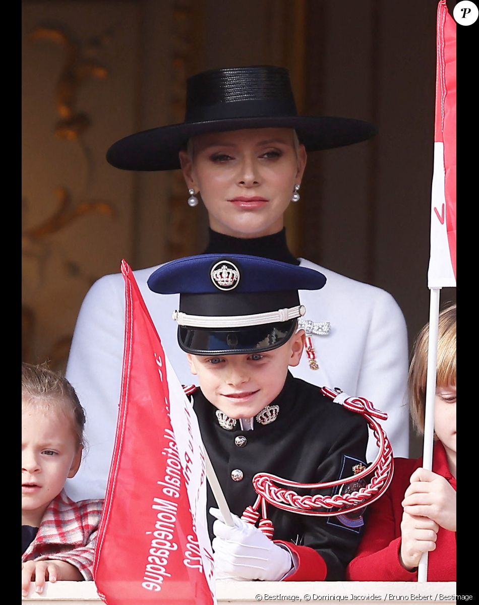 La princesse Charlène de Monaco, Le prince Jacques de Monaco, marquis des Baux - La famille princière au balcon du palais lors de la Fête Nationale de la principauté de Monaco le 19 novembre 2022. © Dominique Jacovides / Bruno Bebert / Bestimage