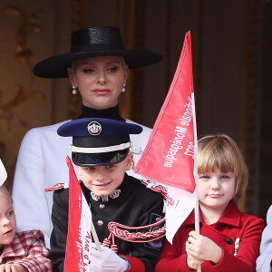 La princesse Charlène de Monaco, Le prince Jacques de Monaco, marquis des Baux, La princesse Gabriella de Monaco, comtesse de Carladès - La famille princière au balcon du palais lors de la Fête Nationale de la principauté de Monaco le 19 novembre 2022. © Dominique Jacovides / Bruno Bebert / Bestimage