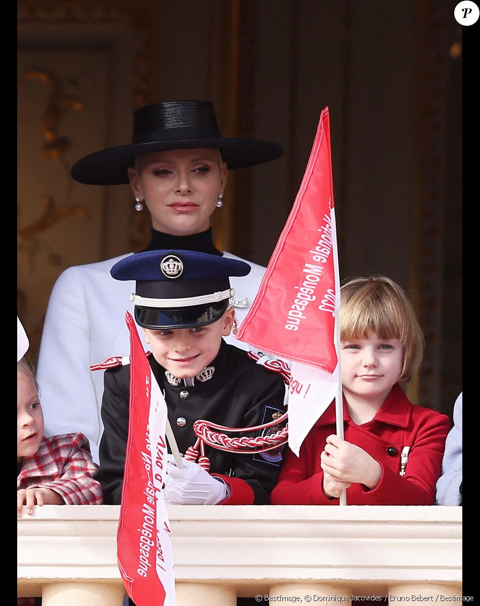 La princesse Charlène de Monaco, Le prince Jacques de Monaco, marquis des Baux, La princesse Gabriella de Monaco, comtesse de Carladès - La famille princière au balcon du palais lors de la Fête Nationale de la principauté de Monaco le 19 novembre 2022. © Dominique Jacovides / Bruno Bebert / Bestimage