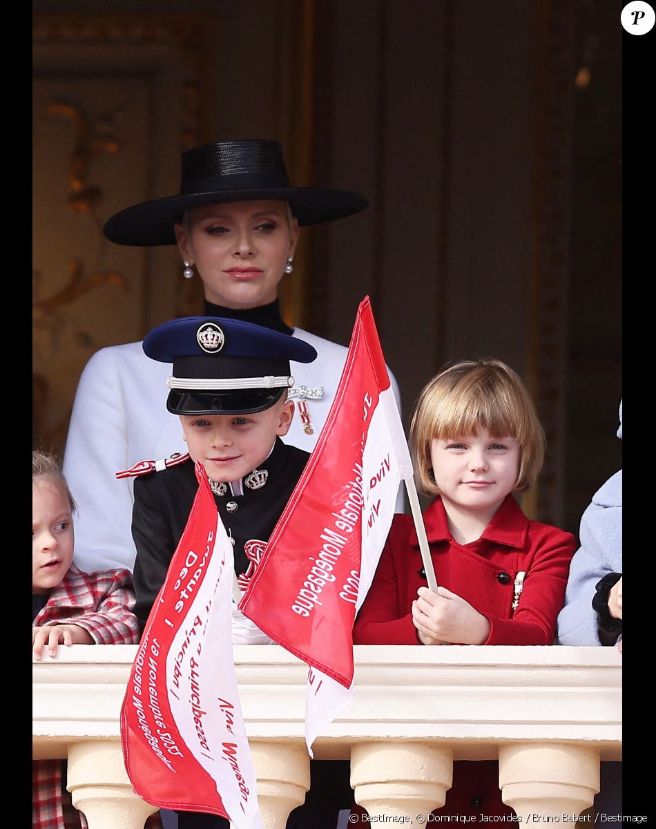 La princesse Charlène de Monaco, Le prince Jacques de Monaco, marquis des Baux, La princesse Gabriella de Monaco, comtesse de Carladès - La famille princière au balcon du palais lors de la Fête Nationale de la principauté de Monaco le 19 novembre 2022. © Dominique Jacovides / Bruno Bebert / Bestimage