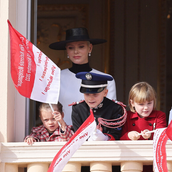 La princesse Charlène de Monaco, Le prince Jacques de Monaco, marquis des Baux, La princesse Gabriella de Monaco, comtesse de Carladès - La famille princière au balcon du palais lors de la Fête Nationale de la principauté de Monaco le 19 novembre 2022. © Dominique Jacovides / Bruno Bebert / Bestimage