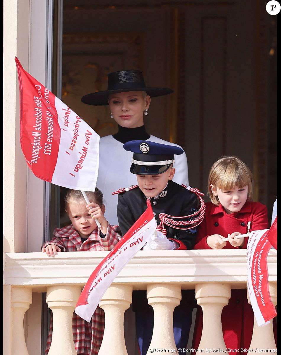 La princesse Charlène de Monaco, Le prince Jacques de Monaco, marquis des Baux, La princesse Gabriella de Monaco, comtesse de Carladès - La famille princière au balcon du palais lors de la Fête Nationale de la principauté de Monaco le 19 novembre 2022. © Dominique Jacovides / Bruno Bebert / Bestimage