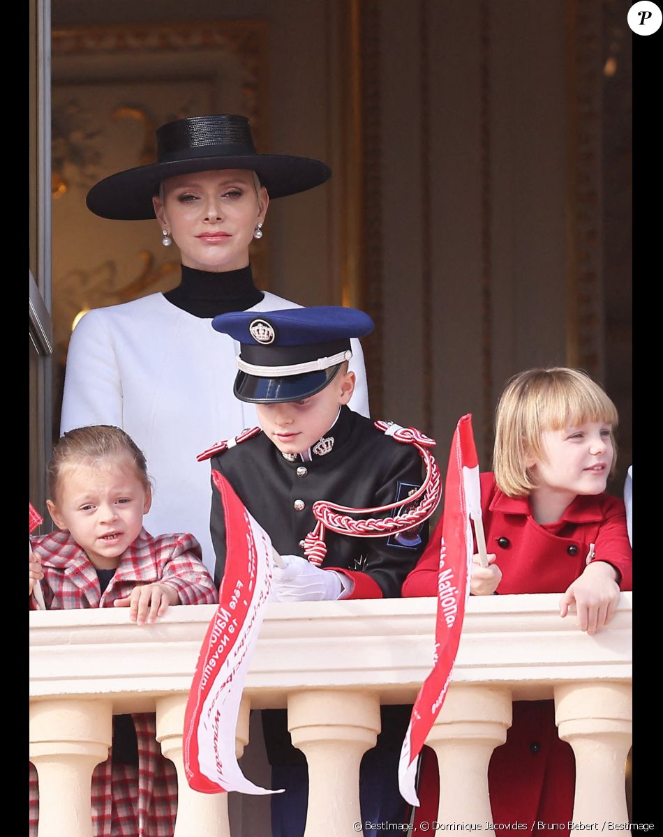 Bodie Wittstock, La princesse Charlène de Monaco, Le prince Jacques de Monaco, marquis des Baux, La princesse Gabriella de Monaco, comtesse de Carladès - La famille princière au balcon du palais lors de la Fête Nationale de la principauté de Monaco le 19 novembre 2022. © Dominique Jacovides / Bruno Bebert / Bestimage