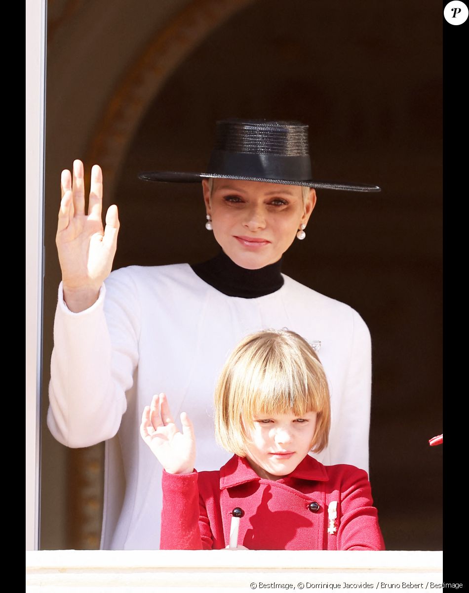 La princesse Charlène de Monaco, La princesse Gabriella de Monaco, comtesse de Carladès - La famille princière au balcon du palais lors de la Fête Nationale de la principauté de Monaco le 19 novembre 2022. © Dominique Jacovides / Bruno Bebert / Bestimage