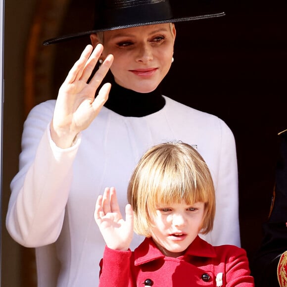 La princesse Charlène de Monaco, La princesse Gabriella de Monaco, comtesse de Carladès - La famille princière au balcon du palais lors de la Fête Nationale de la principauté de Monaco le 19 novembre 2022. © Dominique Jacovides / Bruno Bebert / Bestimage