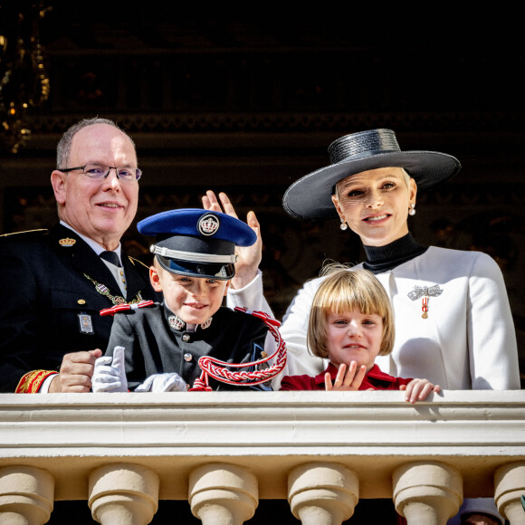 Le prince Albert II de Monaco, la princesse Charlène de Monaco, le prince Jacques de Monaco, marquis des Baux, la princesse Gabriella de Monaco, comtesse de Carladès - La famille princière au balcon du palais lors de la Fête Nationale de la principauté de Monaco le 19 novembre 2022.