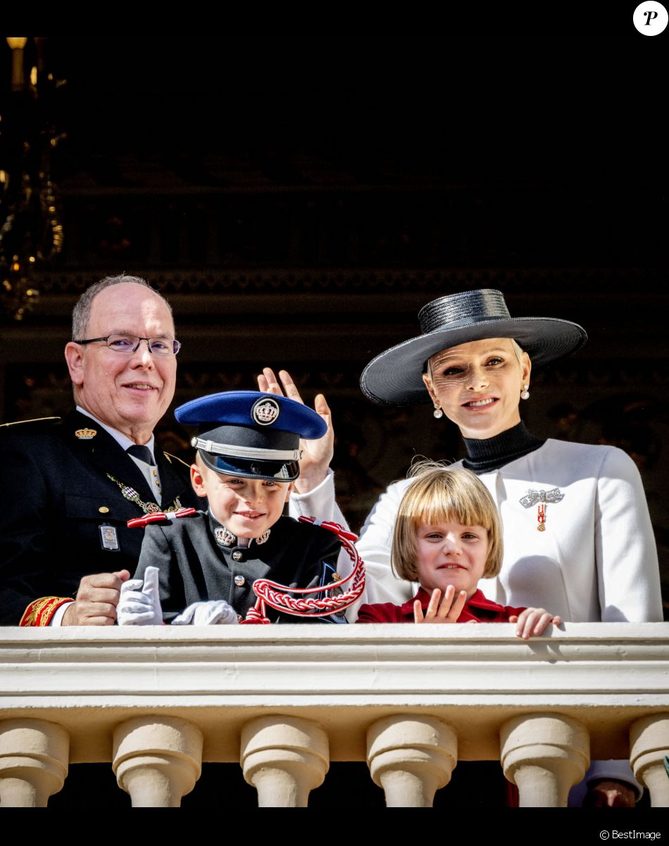 Le prince Albert II de Monaco, la princesse Charlène de Monaco, le prince Jacques de Monaco, marquis des Baux, la princesse Gabriella de Monaco, comtesse de Carladès - La famille princière au balcon du palais lors de la Fête Nationale de la principauté de Monaco le 19 novembre 2022.