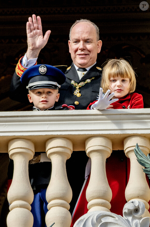 Le prince Albert II de Monaco, la princesse Charlène de Monaco, le prince Jacques de Monaco, marquis des Baux, la princesse Gabriella de Monaco, comtesse de Carladès - La famille princière au balcon du palais lors de la Fête Nationale de la principauté de Monaco le 19 novembre 2022.