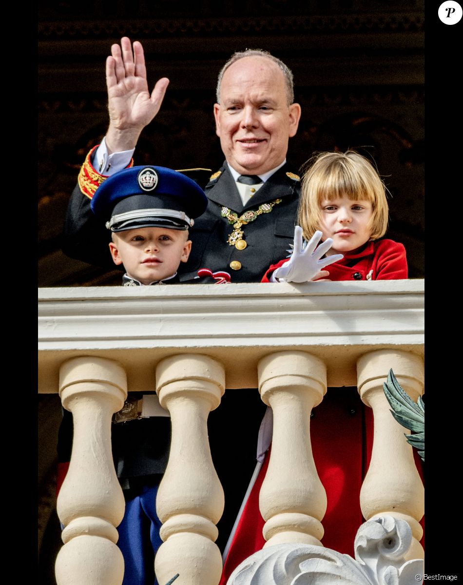 Le prince Albert II de Monaco, la princesse Charlène de Monaco, le prince Jacques de Monaco, marquis des Baux, la princesse Gabriella de Monaco, comtesse de Carladès - La famille princière au balcon du palais lors de la Fête Nationale de la principauté de Monaco le 19 novembre 2022.