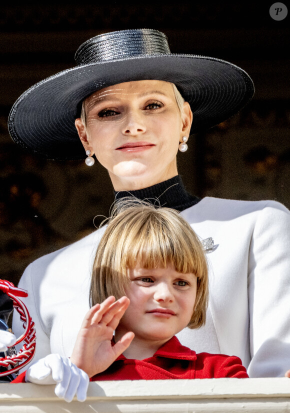 La princesse Charlène de Monaco, la princesse Gabriella de Monaco, comtesse de Carladès - La famille princière au balcon du palais lors de la Fête Nationale de la principauté de Monaco le 19 novembre 2022.