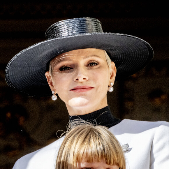 La princesse Charlène de Monaco, la princesse Gabriella de Monaco, comtesse de Carladès - La famille princière au balcon du palais lors de la Fête Nationale de la principauté de Monaco le 19 novembre 2022.