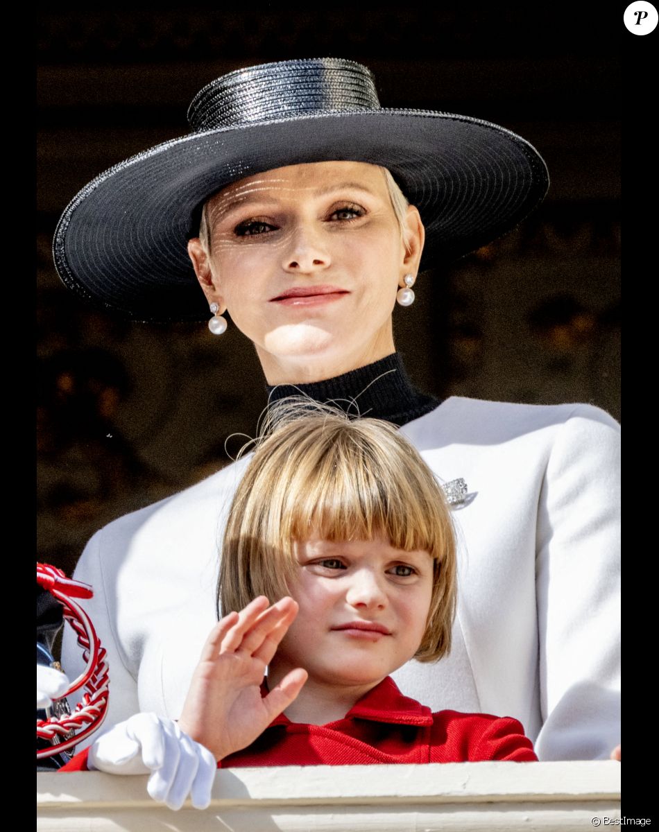 La princesse Charlène de Monaco, la princesse Gabriella de Monaco, comtesse de Carladès - La famille princière au balcon du palais lors de la Fête Nationale de la principauté de Monaco le 19 novembre 2022.