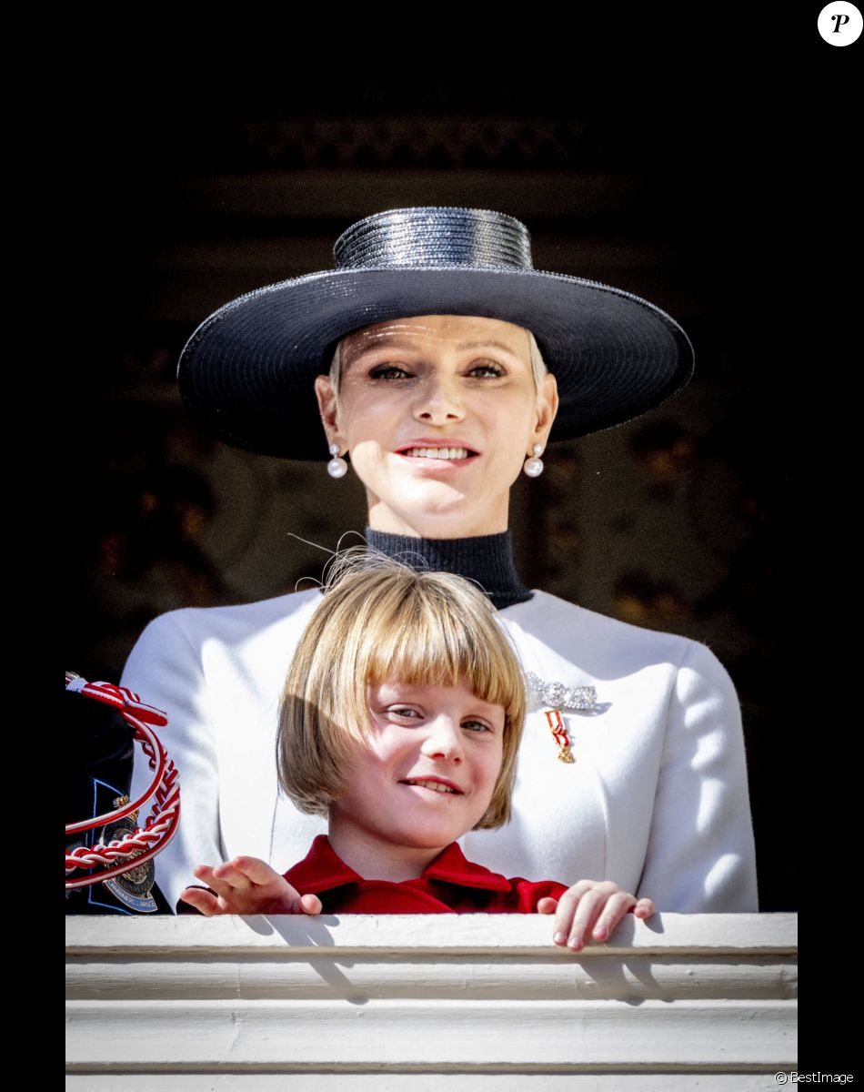 La princesse Charlène de Monaco, la princesse Gabriella de Monaco, comtesse de Carladès - La famille princière au balcon du palais lors de la Fête Nationale de la principauté de Monaco le 19 novembre 2022.