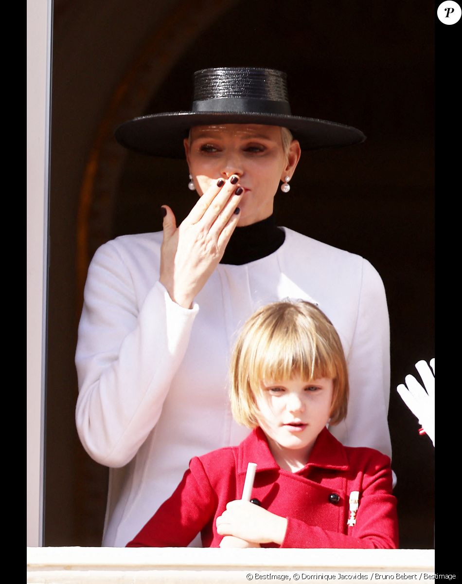 La princesse Charlène de Monaco, La princesse Gabriella de Monaco, comtesse de Carladès - La famille princière au balcon du palais lors de la Fête Nationale de la principauté de Monaco le 19 novembre 2022. © Dominique Jacovides / Bruno Bebert / Bestimage