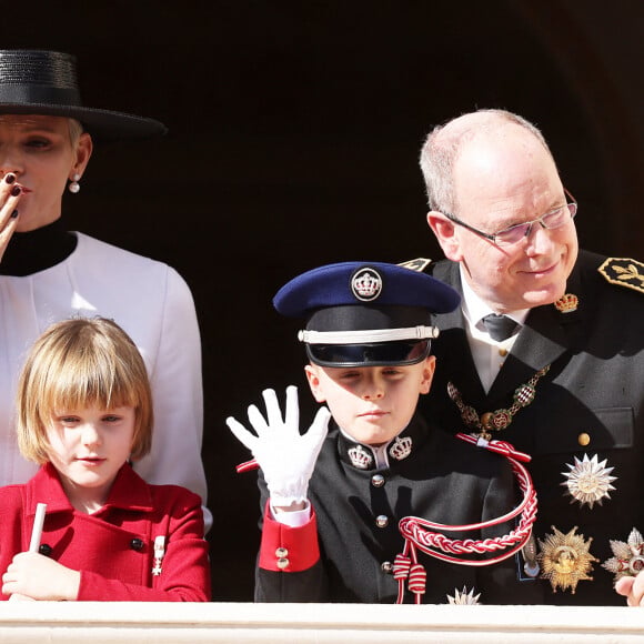 La princesse Charlène de Monaco, le prince Albert II, La princesse Gabriella de Monaco, comtesse de Carladès, Le prince Jacques de Monaco, marquis des Baux - La famille princière au balcon du palais lors de la Fête Nationale de la principauté de Monaco le 19 novembre 2022. © Dominique Jacovides / Bruno Bebert / Bestimage