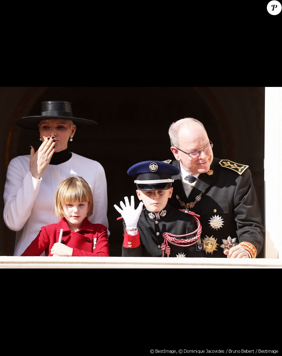La princesse Charlène de Monaco, le prince Albert II, La princesse Gabriella de Monaco, comtesse de Carladès, Le prince Jacques de Monaco, marquis des Baux - La famille princière au balcon du palais lors de la Fête Nationale de la principauté de Monaco le 19 novembre 2022. © Dominique Jacovides / Bruno Bebert / Bestimage
