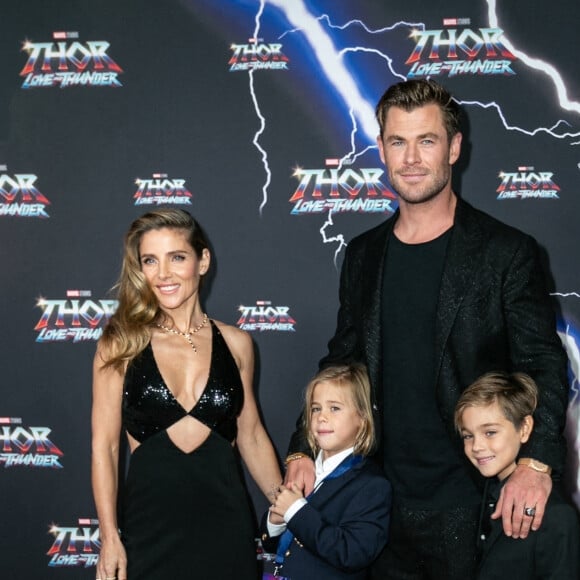 Chris Hemsworth et sa femme Elsa Pataky avec leurs enfants Tristan et Sasha à la première du film "Thor: Love and Thunder" à Syndey, le 27 juin 2022. 