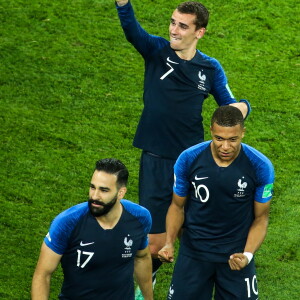 Joie de l'équipe de France de football après leur qualification en finale de la coupe du monde 2018 en Russie à Saint-Pétersbourg le 10 juillet 2018 