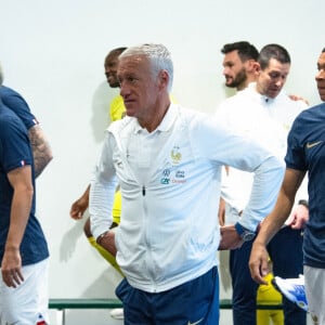 Didier Deschamps ( selectionneur - entraineur - France ) - Kylian Mbappé ( France ) - - Photo officielle de l'équipe de France de football au Centre National du Football à Clairefontaine le 15 novembre 2022. © Federico Pestellini / Panoramic / Bestimage 