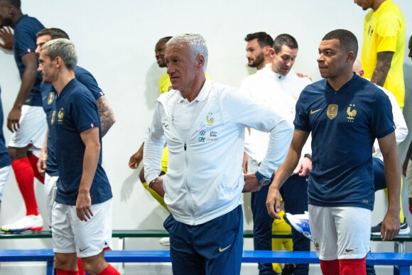 Didier Deschamps ( selectionneur - entraineur - France ) - Kylian Mbappé ( France ) - - Photo officielle de l'équipe de France de football au Centre National du Football à Clairefontaine le 15 novembre 2022. © Federico Pestellini / Panoramic / Bestimage 