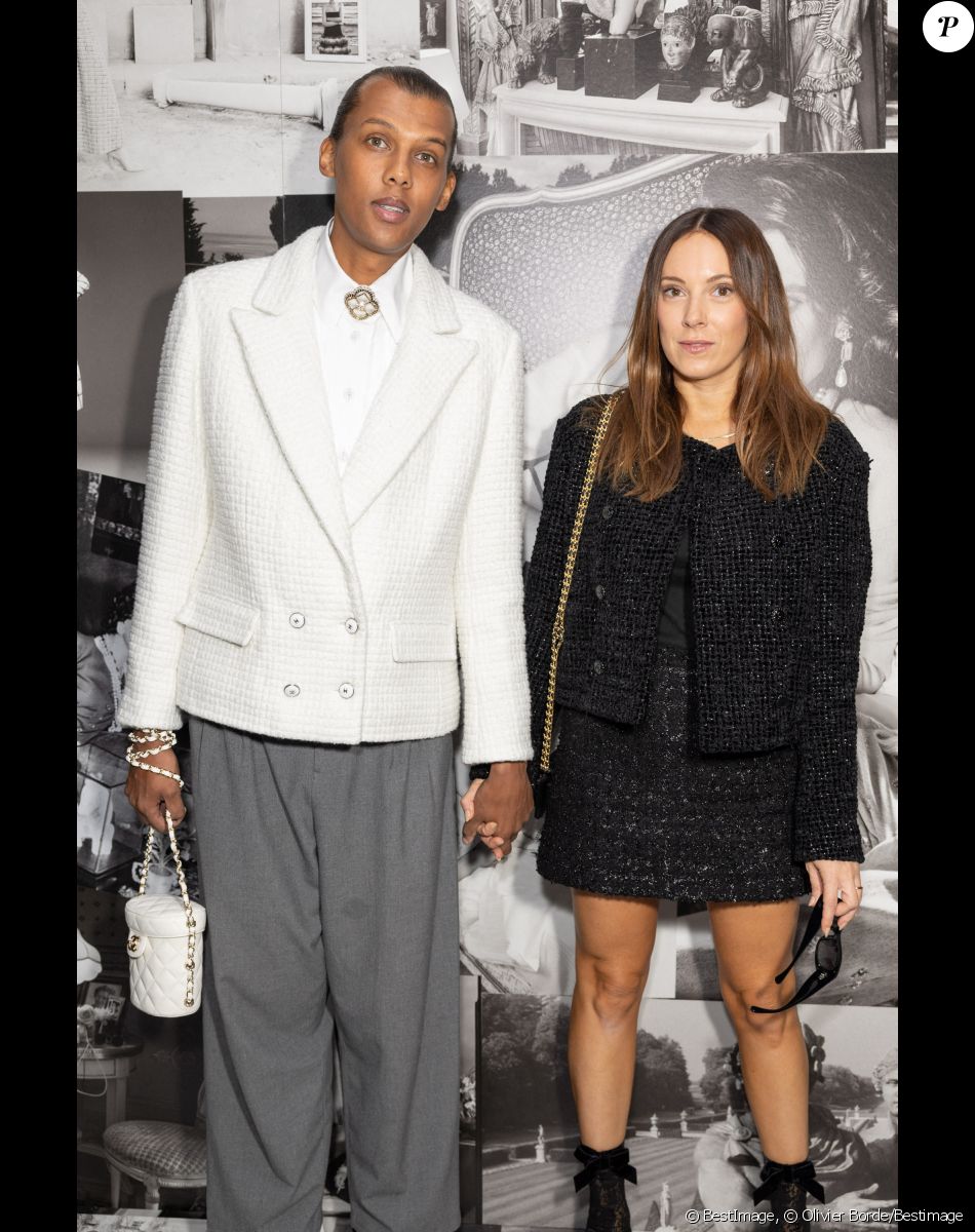 Le chanteur Stromae (Paul van Haver) et sa femme Coralie Barbier - Photocall au défilé Chanel Collection Femme Prêt-à-porter Printemps/Eté 2023 lors de la Fashion Week de Paris (PFW), France, le 4 octobre 2022. © Olivier Borde/Bestimage