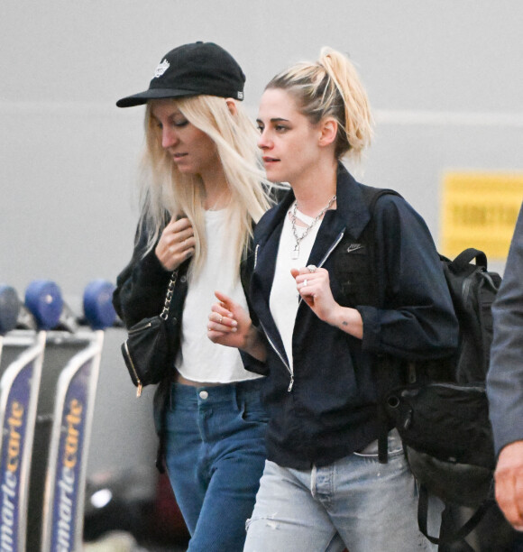 Exclusif - Kristen Stewart et sa fiancée Dylan Meyer arrivent à l'aéroport JFK à New York le 1er juin 2022.