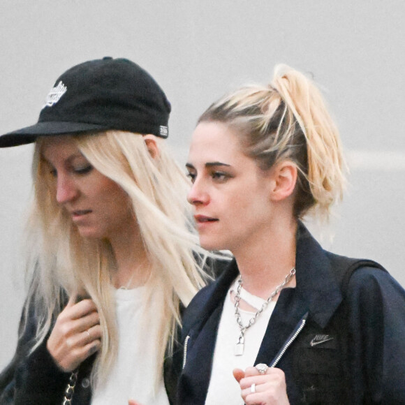 Exclusif - Kristen Stewart et sa fiancée Dylan Meyer arrivent à l'aéroport JFK à New York le 1er juin 2022.
