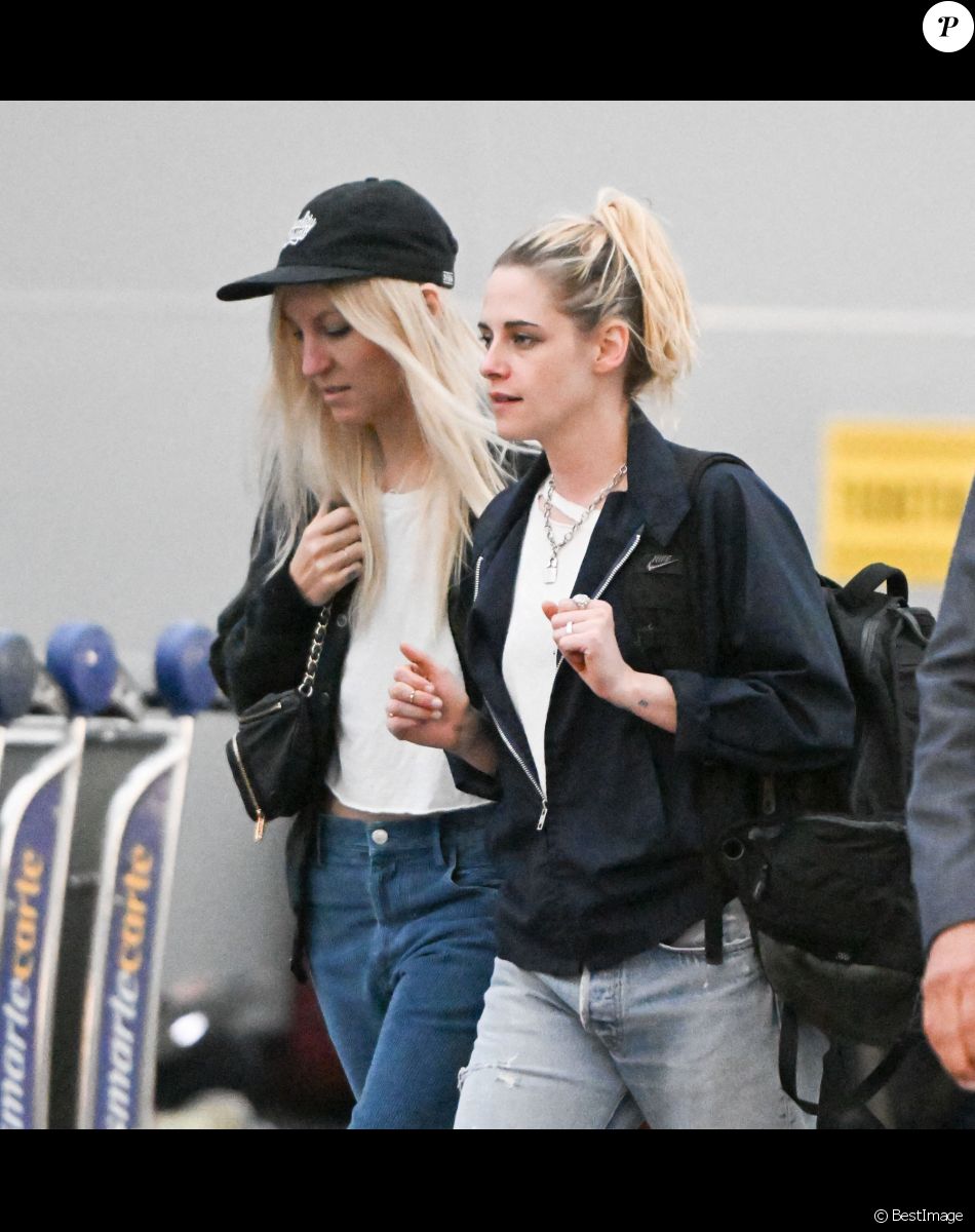 Exclusif - Kristen Stewart et sa fiancée Dylan Meyer arrivent à l'aéroport JFK à New York le 1er juin 2022.