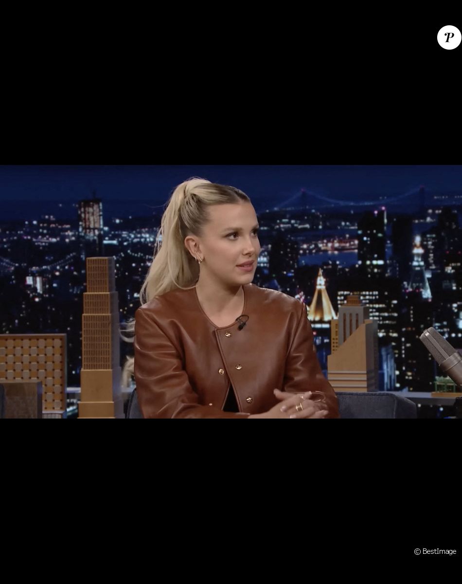 Millie Bobby Brown (Stranger Things) sur le plateau de l'émission "The Tonight Show Starring Jimmy Fallon" à New York le 30 octobre 2022.