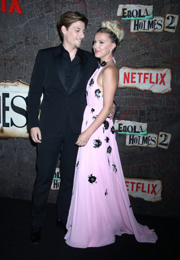 Millie Bobby Brown et Jake Bongiovi - Photocall de la première mondiale de Enola Holmes 2 (Netflix) à New York le 27 octobre 2022.