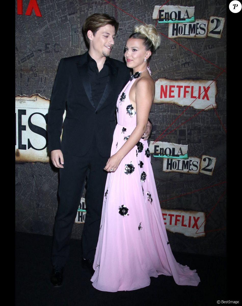 Millie Bobby Brown et Jake Bongiovi - Photocall de la première mondiale de Enola Holmes 2 (Netflix) à New York le 27 octobre 2022.