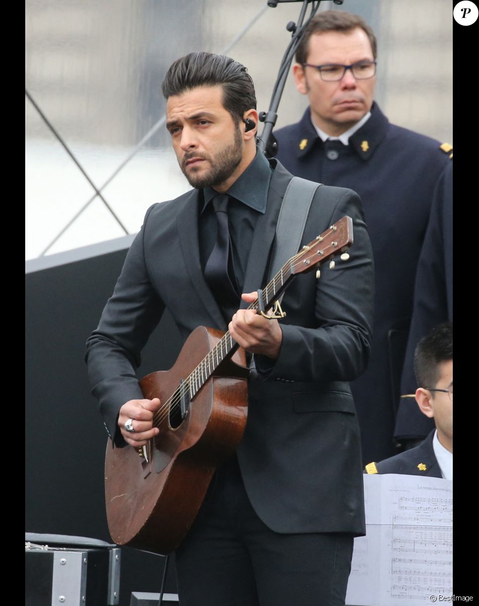 Yodelice (Maxim Nucci) - Hommage rendu aux victimes des attentats de janvier et de novembre 2015, place de la République à Paris, le 10 janvier 2016. Cet hommage a lieu un an après le rassemblement unitaire de 1,6 million de personnes du 11 janvier 2015 organisé juste après les attentats contre Charlie Hebdo et l'Hyper Cacher Porte de Vincennes.