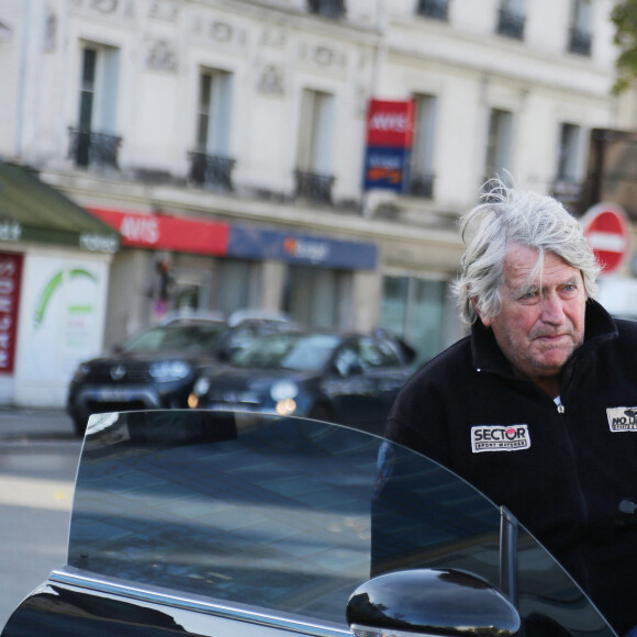 Olivier de Kersauson quitte les studios de RTL à Paris, le 20 novembre 2019. © Jonathan Rebboah / Panoramic / Bestimage  Olivier de Kersauson leaves the studios of RTL in Paris, on November 20, 2019. 