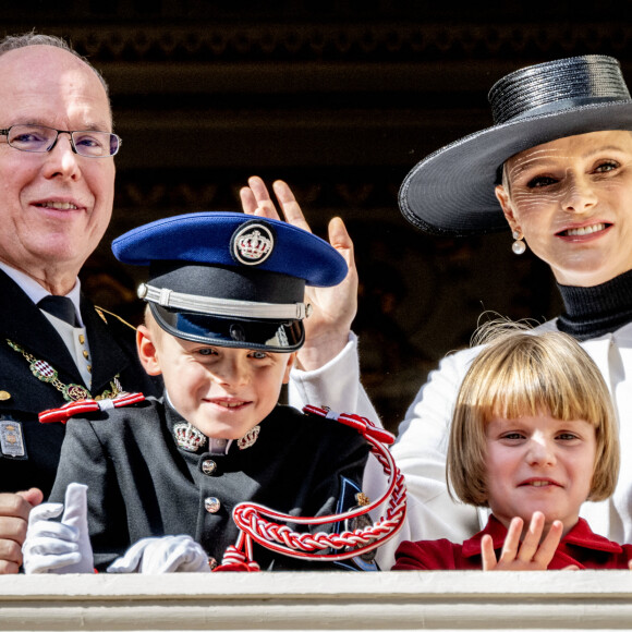 Le prince Albert II de Monaco, la princesse Charlène de Monaco, le prince Jacques de Monaco, marquis des Baux, la princesse Gabriella de Monaco, comtesse de Carladès - La famille princière au balcon du palais lors de la Fête Nationale de la principauté de Monaco le 19 novembre 2022. 