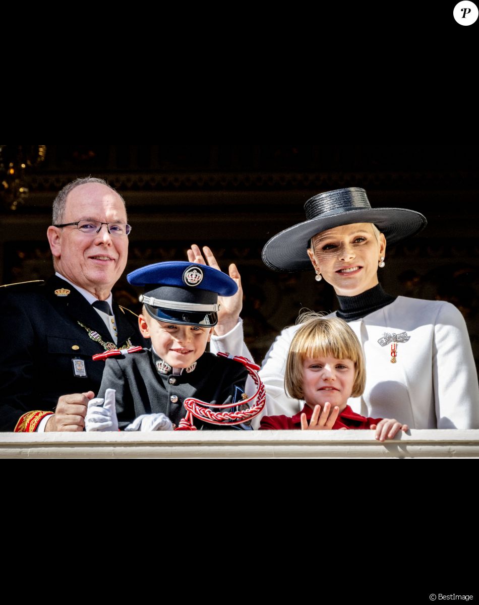 Le prince Albert II de Monaco, la princesse Charlène de Monaco, le prince Jacques de Monaco, marquis des Baux, la princesse Gabriella de Monaco, comtesse de Carladès - La famille princière au balcon du palais lors de la Fête Nationale de la principauté de Monaco le 19 novembre 2022.