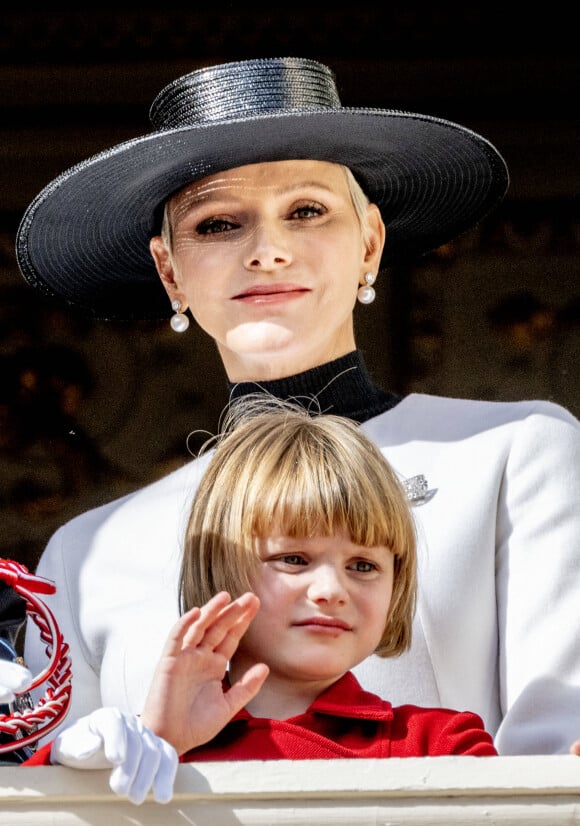 La princesse Charlène de Monaco, la princesse Gabriella de Monaco, comtesse de Carladès - La famille princière au balcon du palais lors de la Fête Nationale de la principauté de Monaco le 19 novembre 2022. 