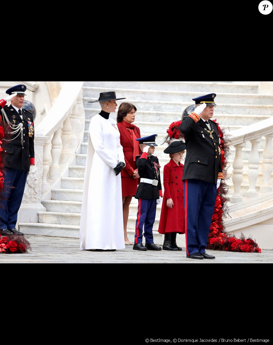 La princesse Charlène de Monaco, La princesse Stéphanie de Monaco Le prince Jacques de Monaco, marquis des Baux, La princesse Gabriella de Monaco, comtesse de Carladès, le prince Albert II - La famille princière de Monaco dans la cour du palais lors de la Fête Nationale de la principauté de Monaco le 19 novembre 2022. © Dominique Jacovides / Bruno Bebert / Bestimage