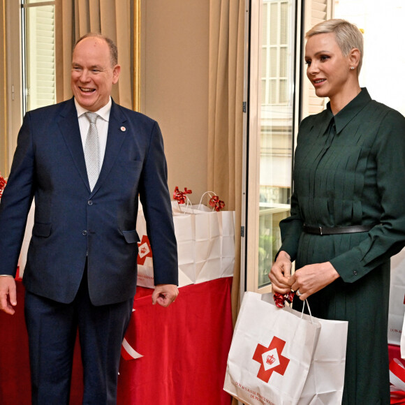 Le prince Albert II de Monaco et la princesse Charlene en compagnie de Camille Gottlieb ont remis les traditionnels paquets cadeaux de la Croix Rouge monégasque dans le cadre des festivités liées à la Fête Nationale, le 16 novembre 2022. © Bruno Bebert/Bestimage 