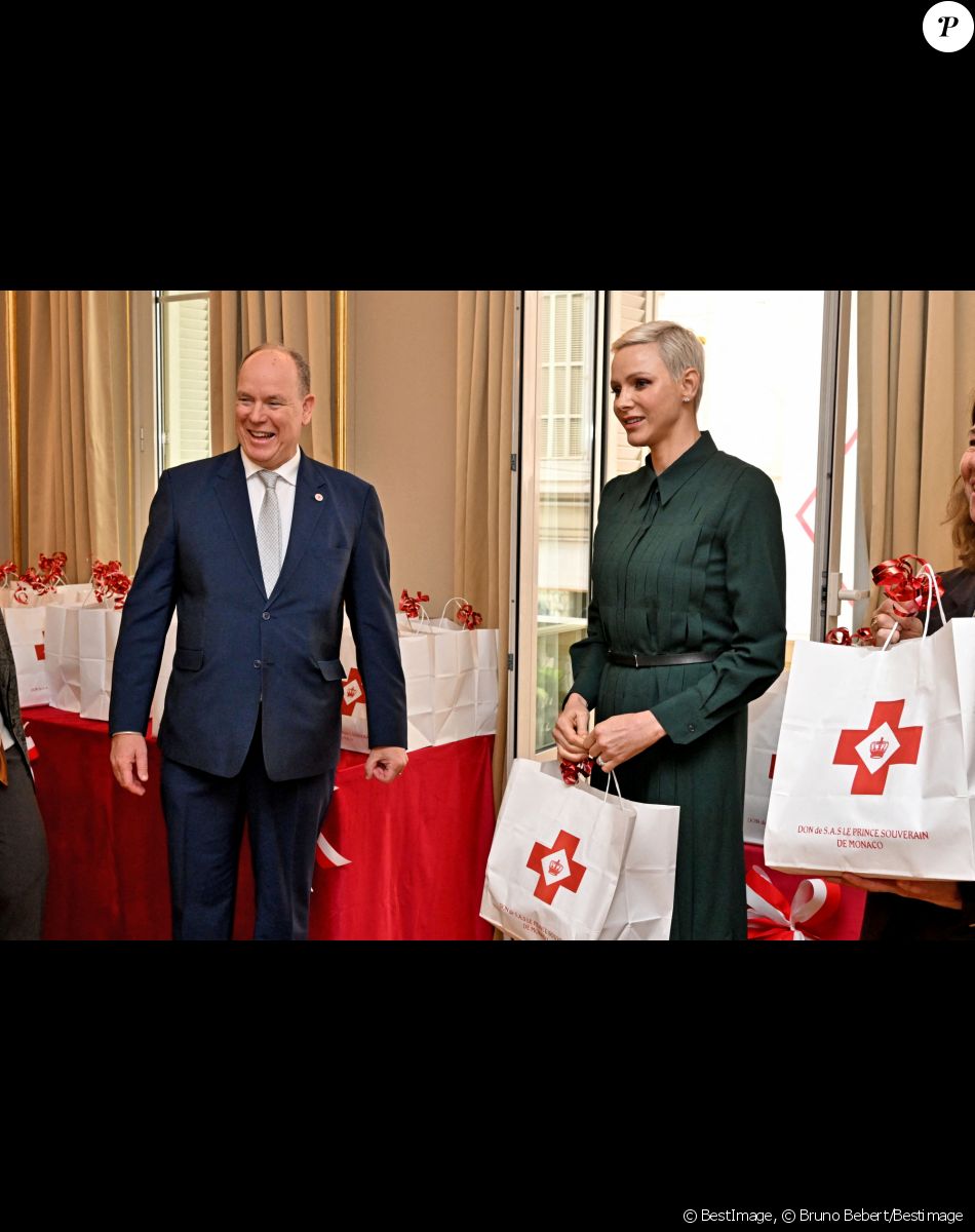 Le prince Albert II de Monaco et la princesse Charlene en compagnie de Camille Gottlieb ont remis les traditionnels paquets cadeaux de la Croix Rouge monégasque dans le cadre des festivités liées à la Fête Nationale, le 16 novembre 2022. © Bruno Bebert/Bestimage