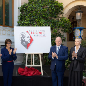 La princesse Stéphanie de Monaco, le prince Albert II de Monaco et la princesse Charlène de Monaco lors de la conférence de présentation des célébrations du centenaire de la naissance du Prince Rainier III de Monaco au Palais de Monaco, le 28 septembre 2022. La Princesse Stéphanie sera en charge, avec le Prince Albert II, des événements qui se dérouleront en 2023. De nombreuses personnalités monégasques font également partie du comité d'organisation. © Olivier Huitel/Pool Restreint Monaco/Bestimage 