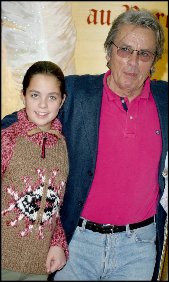 Archives - Alain Delon et sa fille Anouchka pour célébrer le Noël d'Eurodisney à Disneyland Paris .