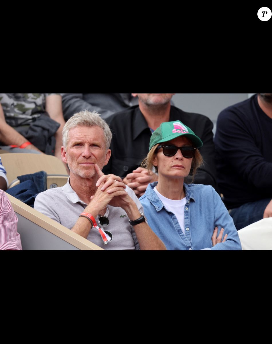 Denis Brogniart et sa femme Hortense - Célébrités dans les tribunes des internationaux de France de Roland Garros à Paris le 30 mai 2022. © Cyril Moreau - Dominique Jacovides/Bestimage