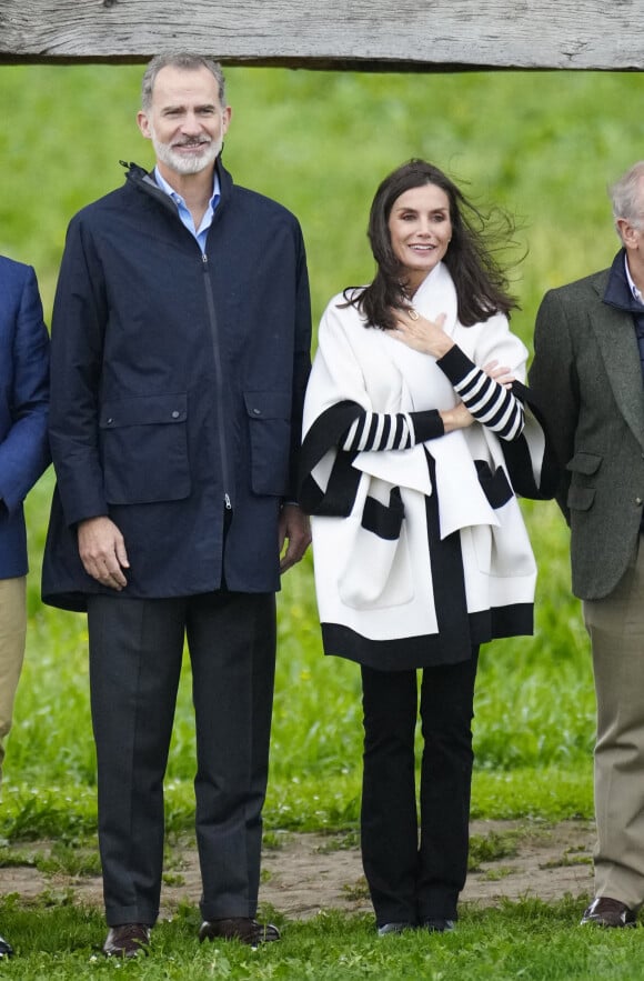 Le roi Felipe VI d'Espagne, la reine Letizia, et la princesse Leonor remettent le prix Ville exemplaire des Asturies 2022 à Cadavedo le 29 octobre 2022.
