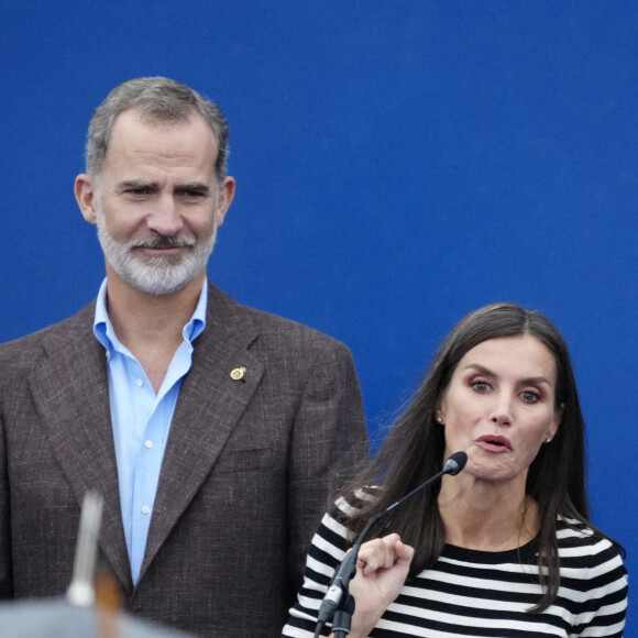 Le roi Felipe VI d'Espagne, la reine Letizia, et la princesse Leonor remettent le prix Ville exemplaire des Asturies 2022 à Cadavedo le 29 octobre 2022.