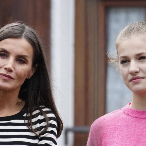 Le roi Felipe VI d'Espagne, la reine Letizia, et la princesse Leonor remettent le prix Ville exemplaire des Asturies 2022 à Cadavedo le 29 octobre 2022.