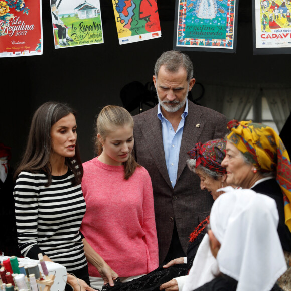 Le roi Felipe VI d'Espagne, la reine Letizia, et la princesse Leonor remettent le prix Ville exemplaire des Asturies 2022 à Cadavedo le 29 octobre 2022.