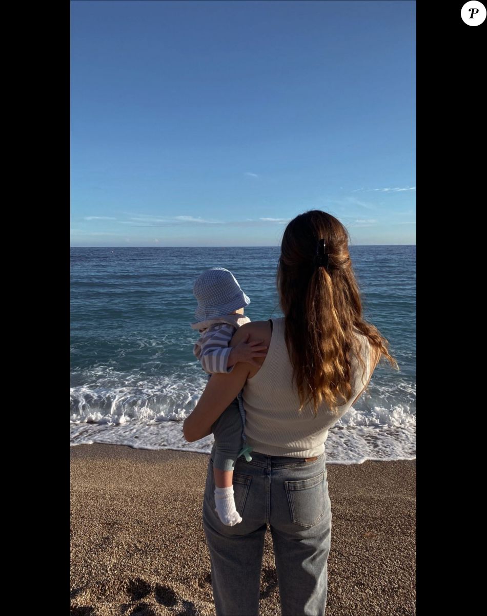 Ilona Smet sur la plage avec son mari et son fils.